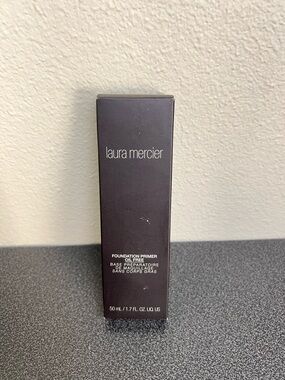 laura mercier Foundation Primer in Black Packaging